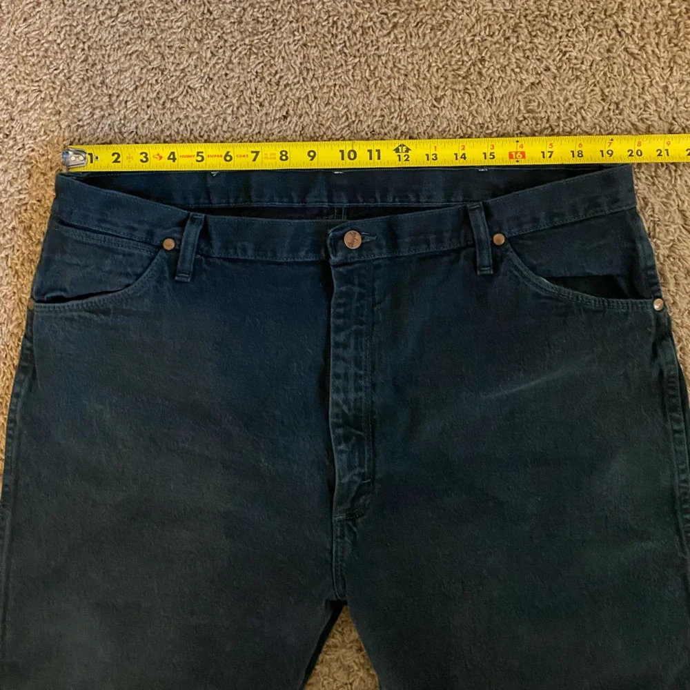 Men’s Green Wrangler style 13MWZKM Size 42x30